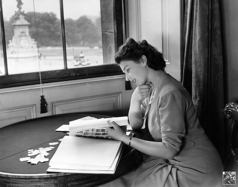 Принцесса Елизавета просматривает свою коллекцию марок в Букингемском дворце в июле 1946 года.