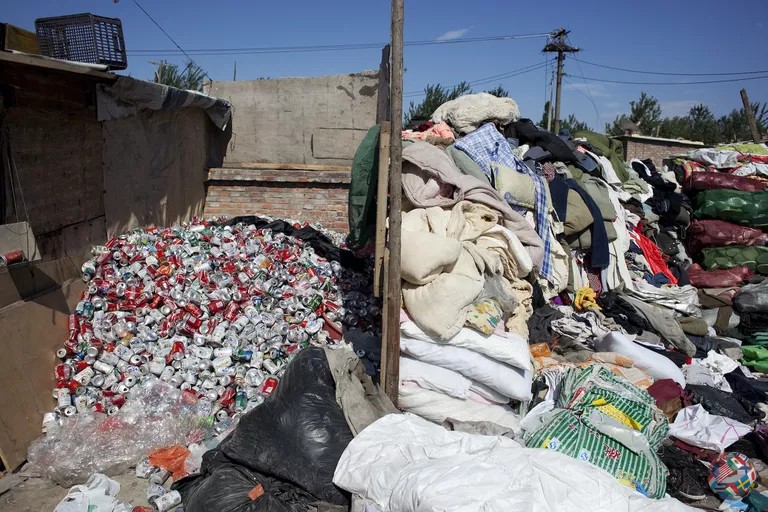 Одежда ожидает переработки в деревне Дунсяокоу, недалеко от Пекина.