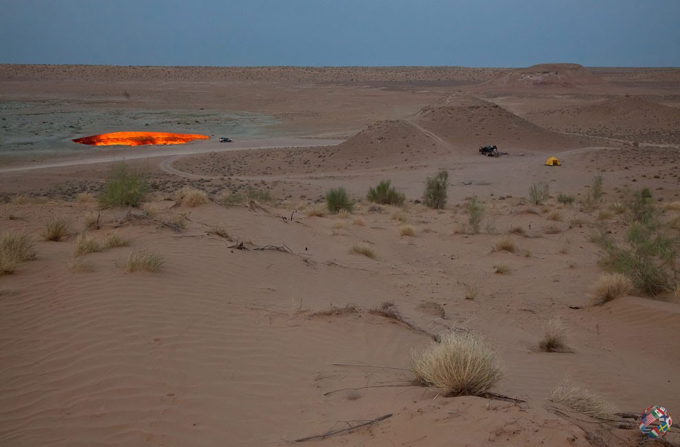 Дарваза (перс. «врата» ;) — газовый кратер в Туркменистане. Но местные жители и путешественники называют его «Дверь в преисподнюю», или «Врата Ада».