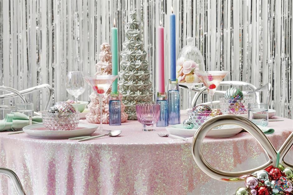 Осмелитесь превратить свой рождественский стол в сладкую дискотеку с тоннами мерцания в оттенках мороженого. Один для бесстрашных декораторов: начните с покрытия стола розовыми блестками и принесите салфетки мятно-зеленого цвета, голубые подсвечники и переливающуюся стеклянную посуду, наполненную блестящими шарами. Если вы хотите создать легкий образ, создайте вау-фактор, наполнив стеклянные банки и вазы своими любимыми ретро-сладостями. 