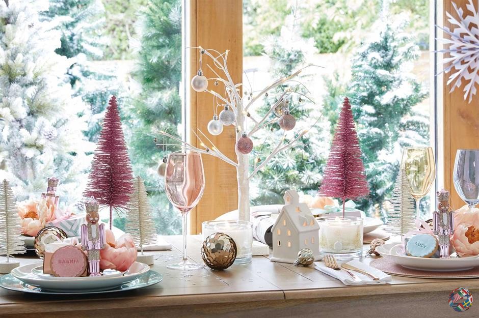 В этом году привнесите волшебство Рождества к своему столу с декадентской зимней страной чудес в миниатюре. Подсвечник в форме домика и лес румяно-розовых и серебряных деревьев создают мерцающую картину, а декорации оживляют пастельные фигурки щелкунчиков и персонализированные замороженные печенья.
