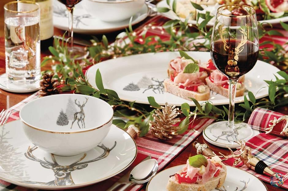 Чтобы сделать праздничное блюдо еще более особенным, купите особый фарфор специально для Рождества. Самая запоминающаяся обстановка ужина всегда полна индивидуальности, поэтому выбирайте тарелки, цвета и столовые приборы с ярким дизайном. Будь то зимние животные, заснеженные ели или сам Санта-Клаус, еда будет казаться еще более праздничной, подаваемой на рождественской посуде.