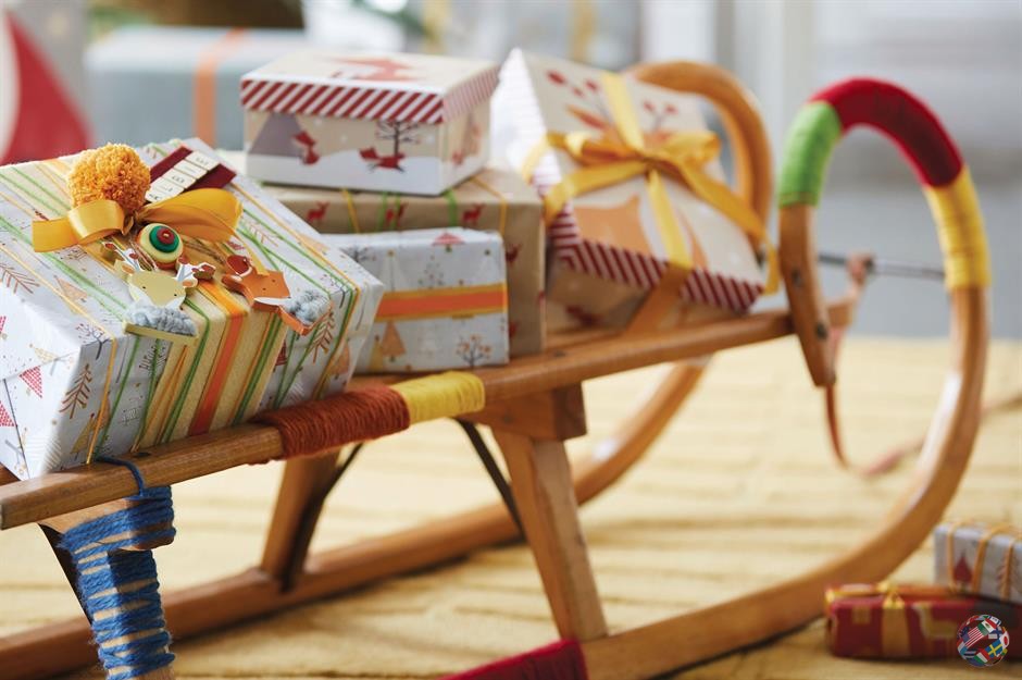Без елки упакованным подаркам понадобится новый дом. Очаровательные деревянные санки — отличное решение для праздничного хранения вещей. Они не только добавят причудливости вашей гостиной, но и сохранят организованность подарков — в конце концов, это любимый вид транспорта Санты!