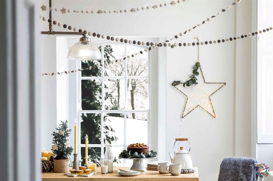 Рождественские гирлянды, купленные в магазине или сделанные дома, – это неподвластный времени способ мгновенно добавить цвета и поднять настроение.