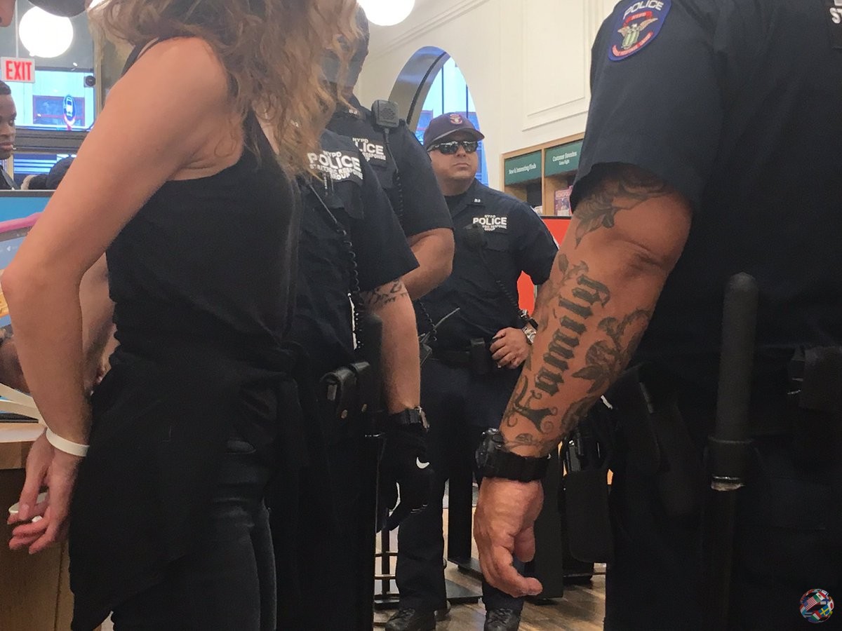Десятки протестующих арестованы в магазине Amazon Store в Нью-Йорке