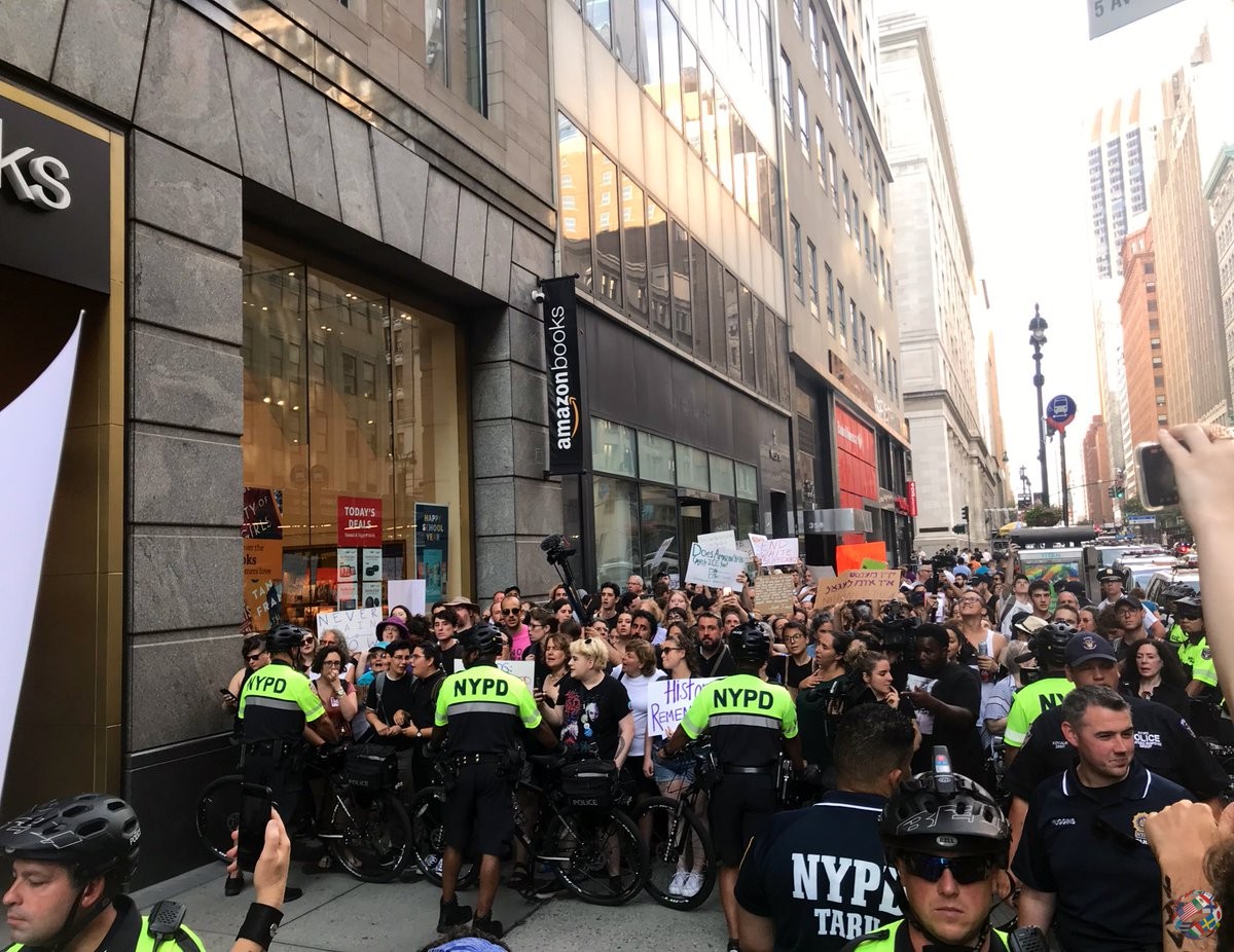 Десятки протестующих арестованы в магазине Amazon Store в Нью-Йорке